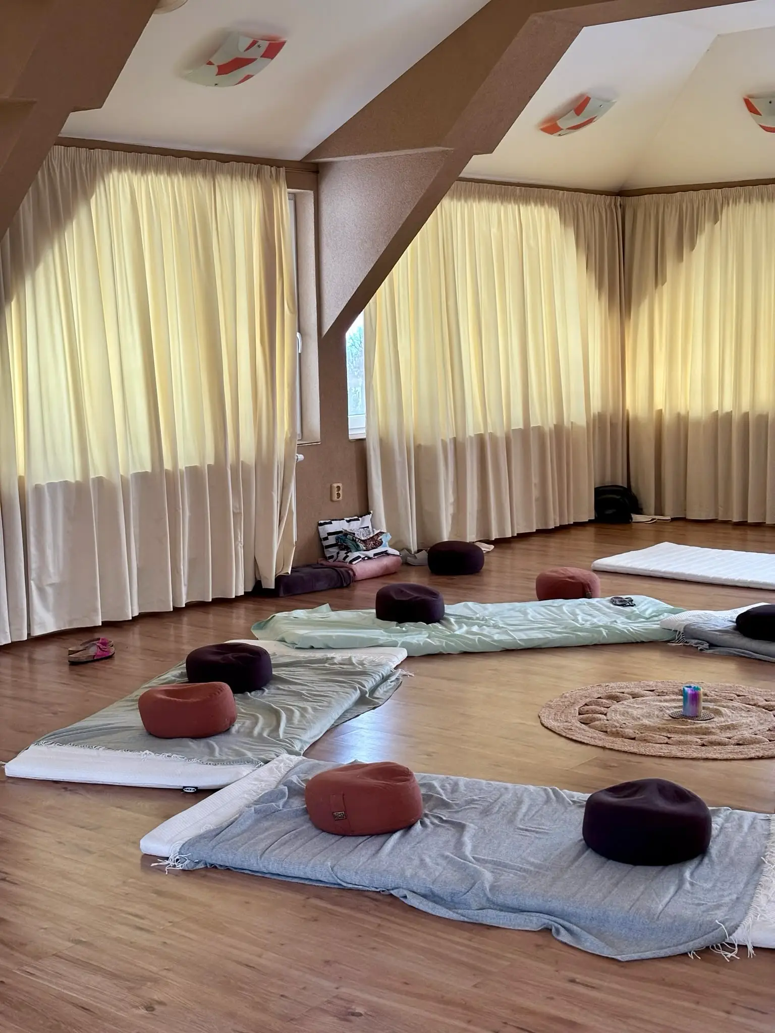 Sál Hotelu Allvet připravený na seminář - matrace a podsedáky