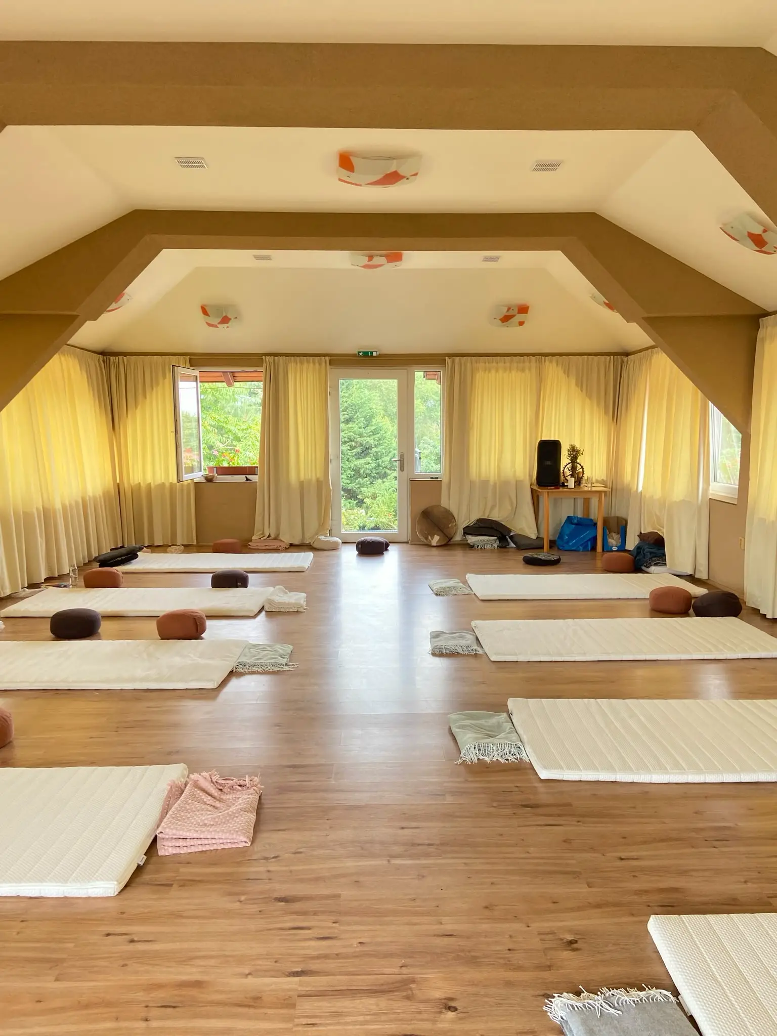 Sál Hotelu Allvet s podsedáky a denním světlem od oken